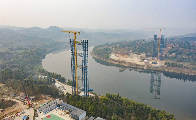 鎮(zhèn)廣高速公路廣安段白馬渠江特大橋施工作業(yè)現(xiàn)場(chǎng)。王林?jǐn)z