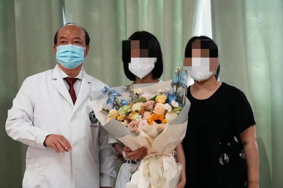 小玉出院時(shí)，母女和林教授合照。四川省腫瘤醫(yī)院供圖