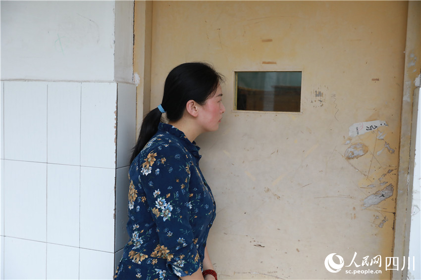 充滿關(guān)愛(ài)的“偷窺”。周智清攝