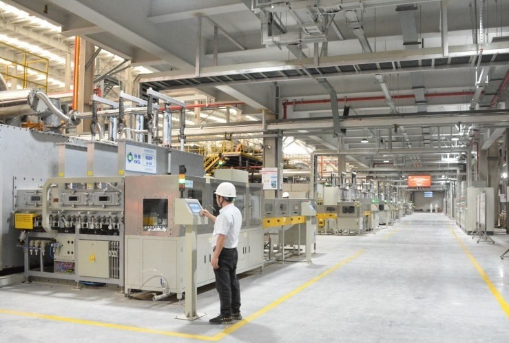 廠房?jī)?nèi)工人正在操作機(jī)器。陳芳斌攝