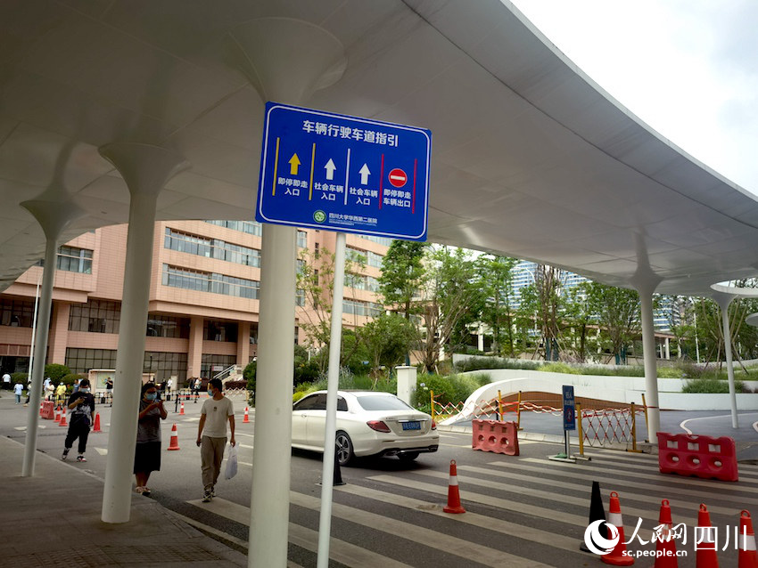 由紫檀街進(jìn)入院內(nèi)停車場車行入口處的車輛行駛車道指引。人民網(wǎng)記者 郭瑩攝