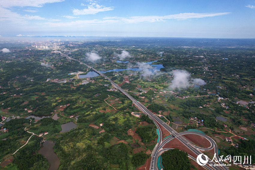 俯瞰新建成的內(nèi)（江）大（足）高速公路四川省內(nèi)江市東興區(qū)段。蘭自濤攝