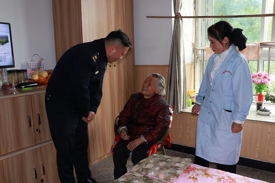慰問老人。眉山市彭山區(qū)委宣傳部供圖