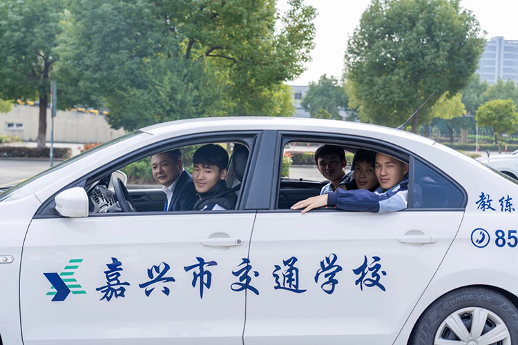 教練帶著學(xué)生實(shí)訓(xùn)。若爾蓋縣融媒體中心供圖