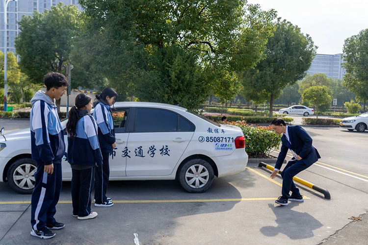 教練為學生指示點位。若爾蓋縣融媒體中心供圖