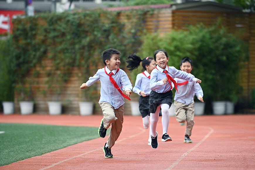 草堂小學(xué)小學(xué)的奔跑少年