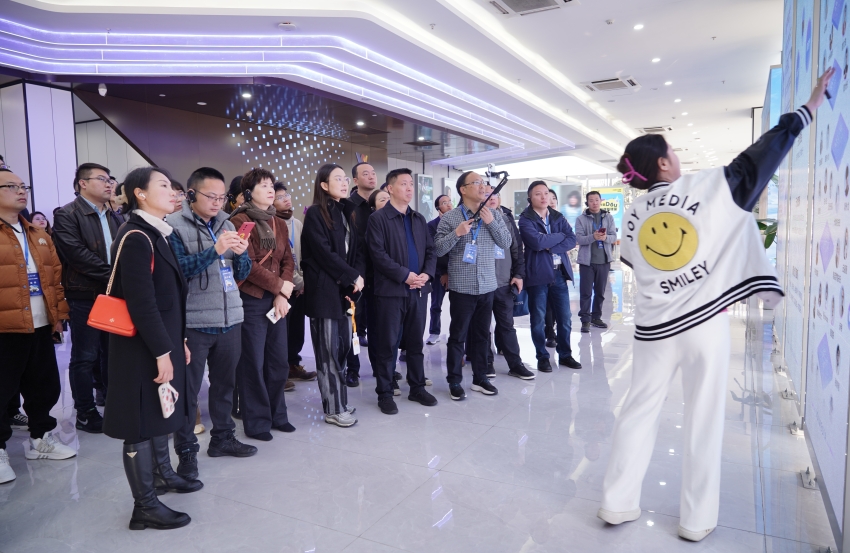 參觀無憂集團(tuán) 吳奕慧攝