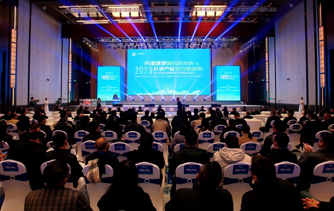 成都市金牛區(qū)綠色低碳建筑產(chǎn)業(yè)聯(lián)盟成立大會。金牛區(qū)住建局供圖