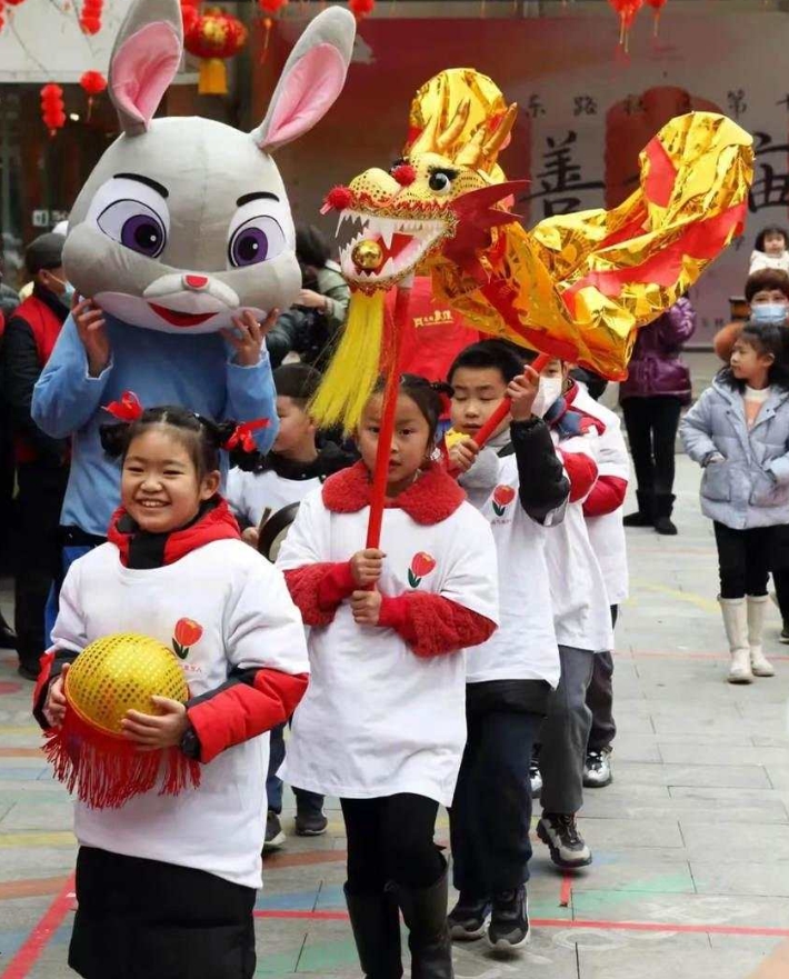 “慈善大廟會”上快樂的人們。成都市武侯區(qū)玉林街辦供圖