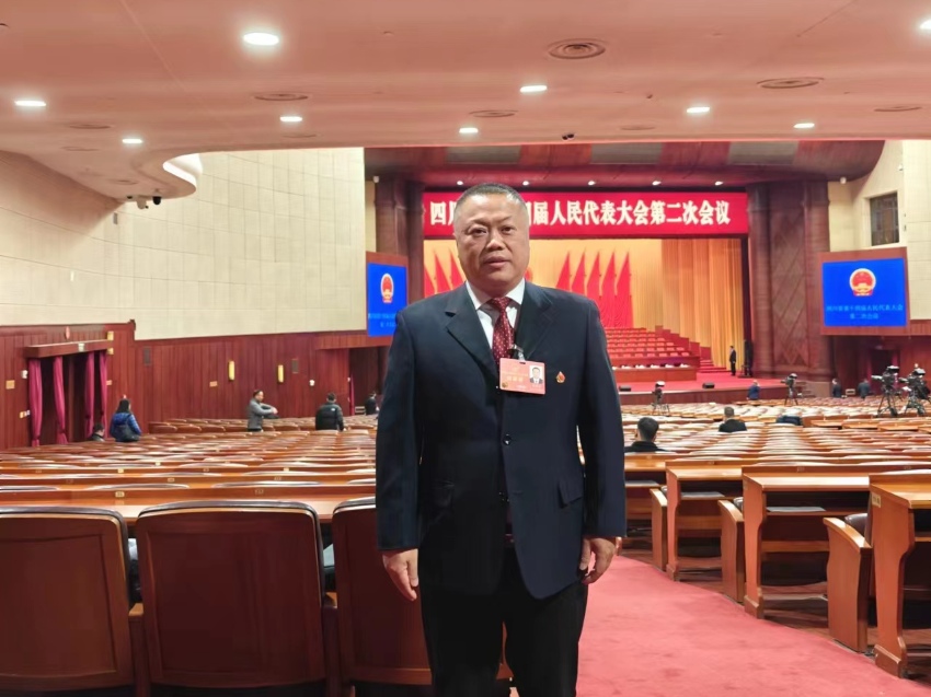 省人大代表劉鴻杰：加強(qiáng)資源配置 推動(dòng)義務(wù)教育優(yōu)質(zhì)均衡發(fā)展劉鴻杰建議，對(duì)遂寧市新建、改擴(kuò)建城區(qū)和中心集鎮(zhèn)學(xué)校教學(xué)輔助用房和運(yùn)動(dòng)場(chǎng)館建設(shè)給予支持，加強(qiáng)學(xué)校建設(shè)、學(xué)位供給、區(qū)域智慧教育綜合平臺(tái)建設(shè)。