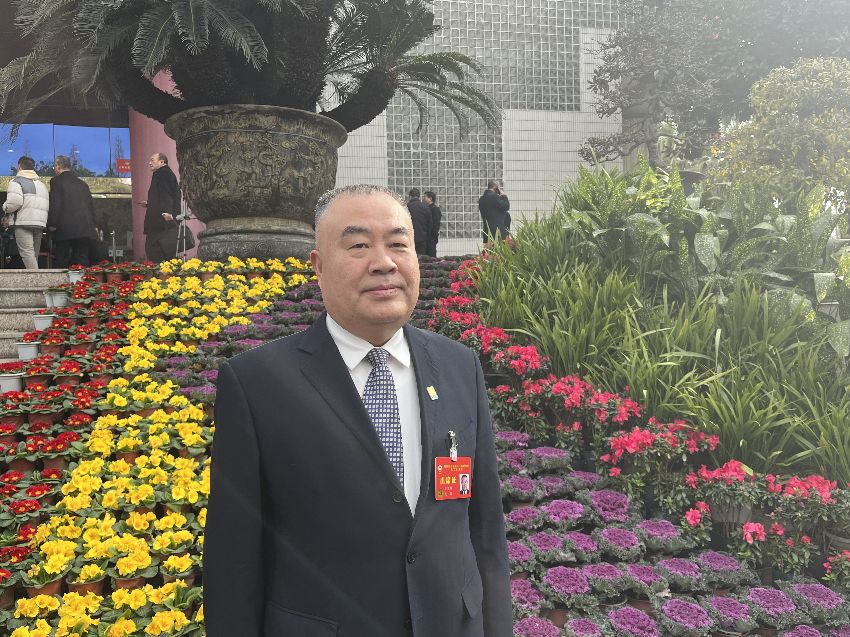 省政協(xié)委員杜旭林：強(qiáng)化“宜瀘組團(tuán)”聯(lián)動(dòng) 共同打造千億級(jí)竹產(chǎn)業(yè)杜旭林說(shuō)，宜瀘地區(qū)山水同源，竹產(chǎn)業(yè)底蘊(yùn)深厚，聯(lián)手打造千億級(jí)竹產(chǎn)業(yè)的政策條件、自然條件得天獨(dú)厚。為此，他提出3點(diǎn)建議。