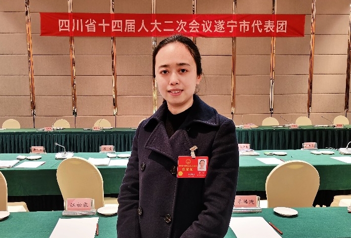 省人大代表郭琦：依托“宋井桃源”建設(shè)宜居宜業(yè)和美鄉(xiāng)村省人大代表、遂寧市大英縣卓筒井鎮(zhèn)為干屏村黨總支書(shū)記郭琦提出了關(guān)于支持推進(jìn)宜居宜業(yè)和美鄉(xiāng)村建設(shè)的建議。