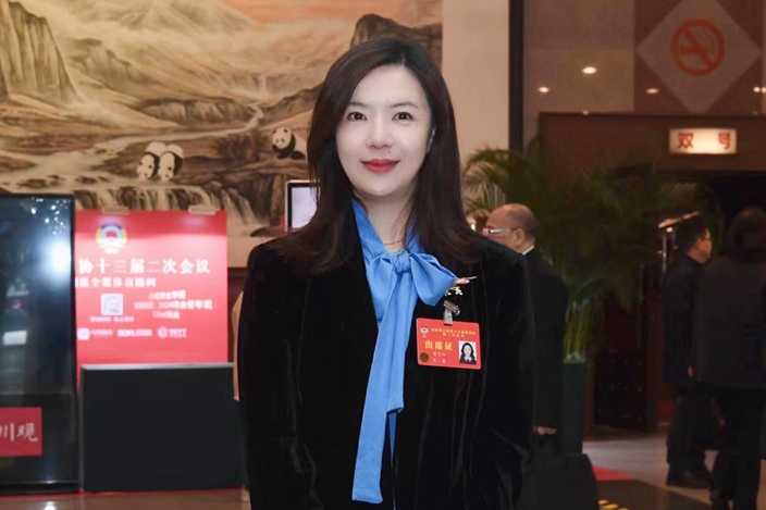 省政協(xié)常委黃藝竹：建議強(qiáng)化培訓(xùn)機(jī)構(gòu)育人職責(zé)，回歸教育初心作為教育的重要組成部分，教育培訓(xùn)機(jī)構(gòu)應(yīng)該以培養(yǎng)學(xué)生的全面素質(zhì)為己任，強(qiáng)化育人職責(zé)。