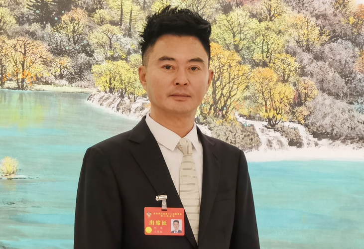 省政協(xié)委員邱偉：發(fā)展演藝經(jīng)濟(jì) 助推四川文旅融合正在召開(kāi)的四川省兩會(huì)上，省政協(xié)委員、域上和美集團(tuán)董事長(zhǎng)邱偉在調(diào)研分析四川文化演出事業(yè)的情況后，針對(duì)性地提出了建議。