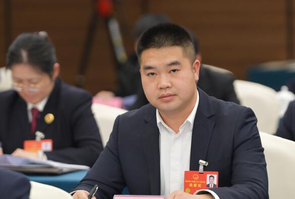 省人大代表余安波：建設(shè)優(yōu)質(zhì)川茶基地省人大代表、巴中市巴州區(qū)天馬山鎮(zhèn)獅子寨村黨支部書(shū)記余安波提出了關(guān)于支持巴中實(shí)施川東北高山生態(tài)茶產(chǎn)業(yè)集群項(xiàng)目的建議。