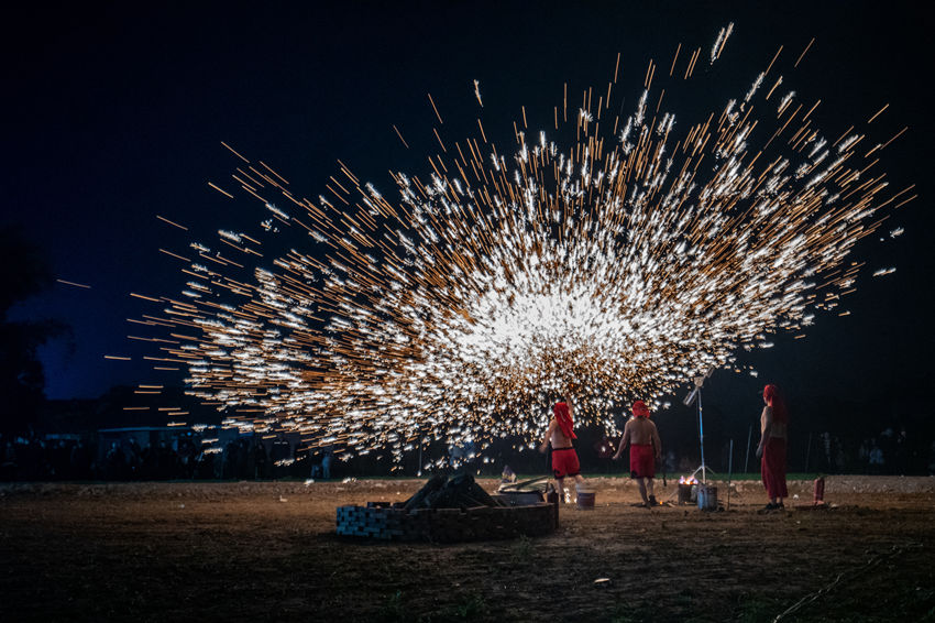 2月1日，傳統(tǒng)匠人在眉山市彭山區(qū)金燭村的萬家水碾夜市為群眾表演國家級非遺“打鐵花”。翁光建攝