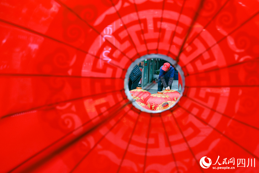 工人們在為組裝大紅燈籠而忙碌。牟科攝
