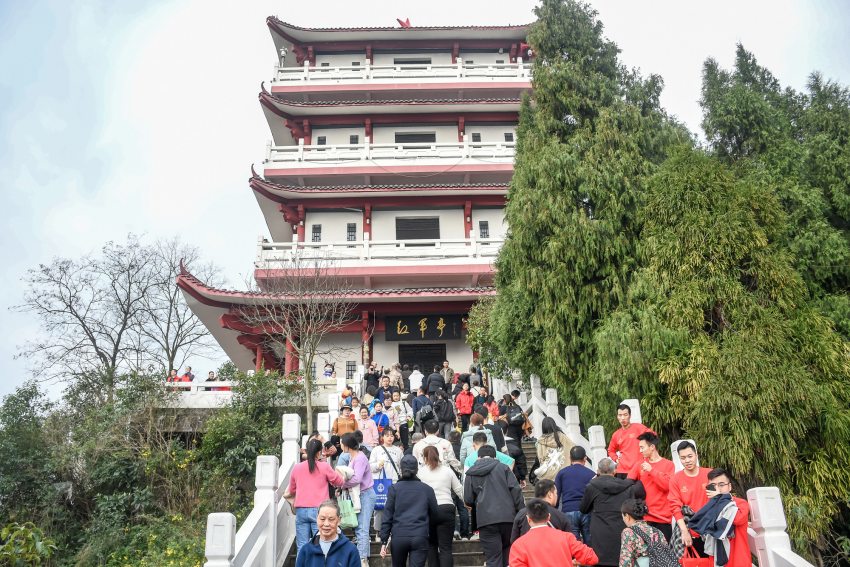 登高的市民。達(dá)州日報社供圖
