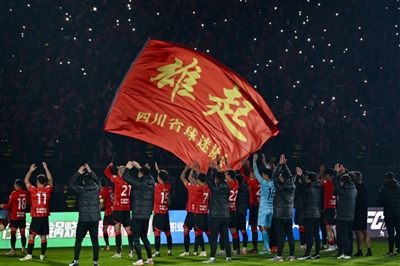 成都蓉城將士賽后謝場，全場球迷大合唱
