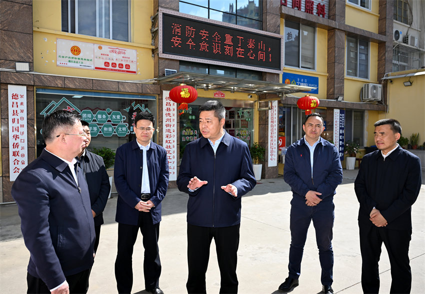 虞平代表：做好“三篇大文章”走出民族地區(qū)高質(zhì)量發(fā)展新路子全國(guó)人大代表、四川省涼山州委書(shū)記虞平接受了人民網(wǎng)記者專(zhuān)訪(fǎng)。