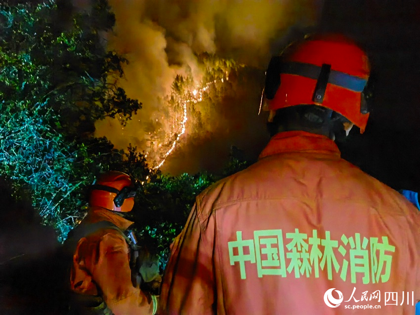 森林消防員正在全力撲救山火。樊文淵攝