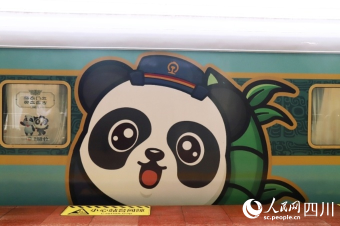 列車(chē)上隨處可見(jiàn)熊貓?jiān)?。人民網(wǎng)記者郭瑩攝