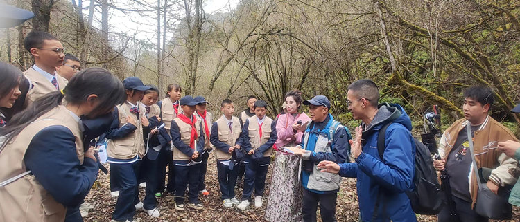 孩子們聽專家講解。黃管局供圖
