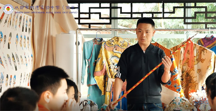 專業(yè)老師正在給同學(xué)們上課。成都市樹德實(shí)驗(yàn)中學(xué)（西區(qū)）供圖