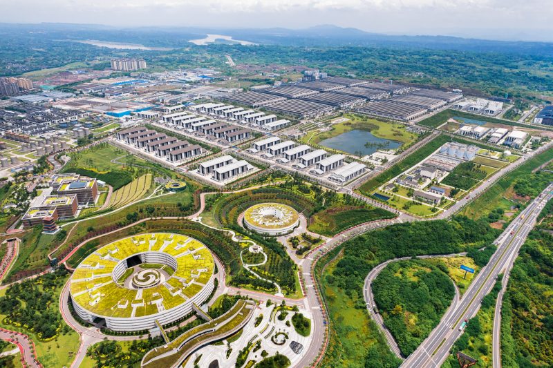 2019年瀘州老窖黃艤釀酒生態(tài)園建成投產(chǎn)。瀘州白酒產(chǎn)業(yè)園區(qū)供圖