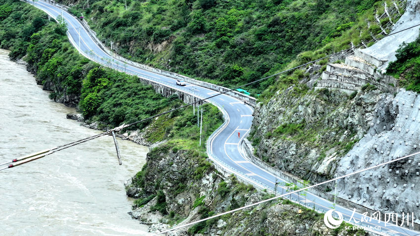 “飛越”大渡河的同時，跨越導線下方的省道。劉湘釩攝