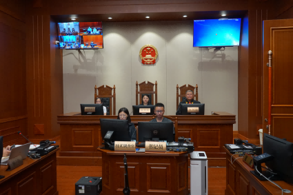 2023年8月，“技術(shù)調(diào)查官流動站”駐點技術(shù)調(diào)查官正在參與某涉高新技術(shù)的知識產(chǎn)權(quán)案件庭審。成都市中級人民法院供圖成都市中級人民法院供圖