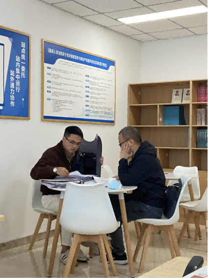 2024年3月，技術(shù)調(diào)查官正在流動站內(nèi)研究某實用新型專利案件的證物技術(shù)結(jié)構(gòu)。成都市中級人民法院供圖