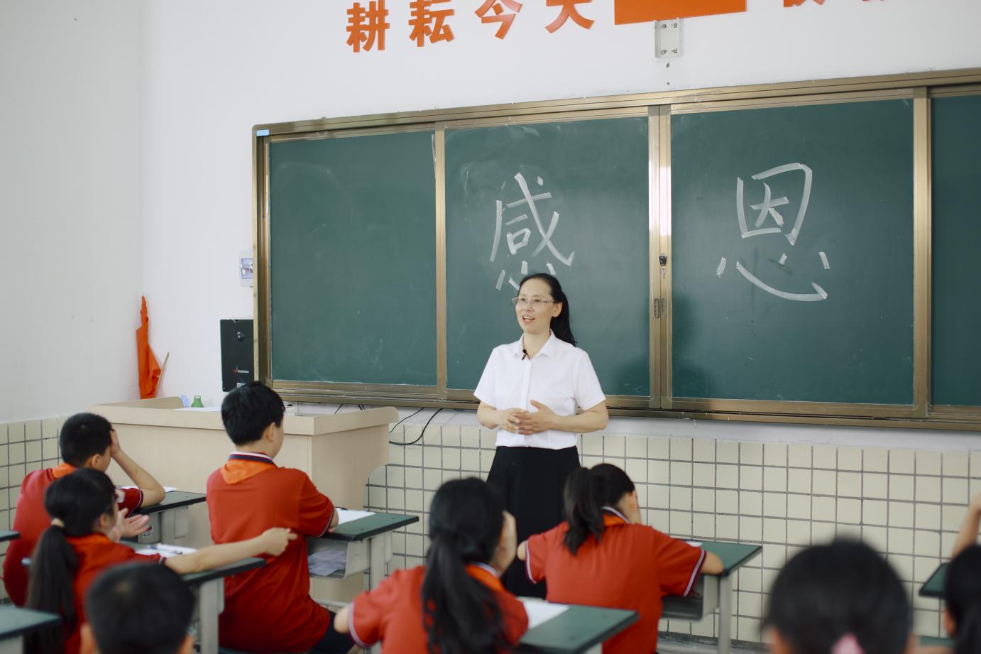 高毅慧為學(xué)生講課。之江小學(xué)供圖