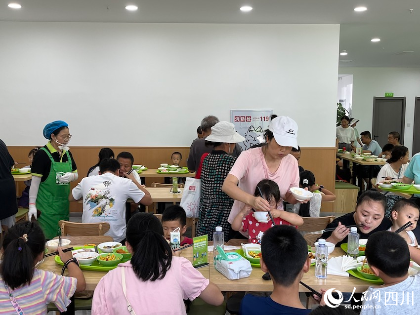 青羊區(qū)“同瑞里”社區(qū)共享食堂，帶娃的寶媽稱為食堂?？?。人民網(wǎng)記者 郭瑩攝