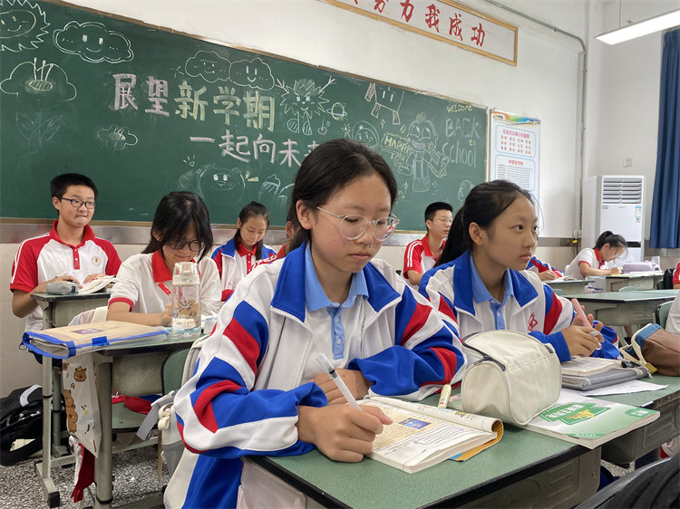 多杰卓瑪在認(rèn)真聽講。青羊區(qū)教育局供圖