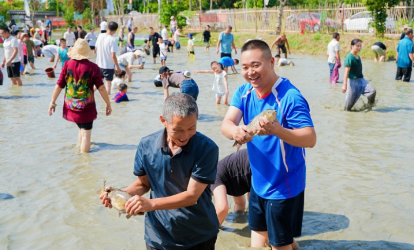 市民們正在歡樂摸魚。青白江區(qū)委宣傳部供圖