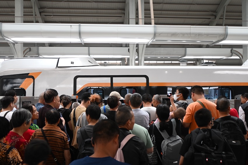 軌道交通資陽線首發(fā)列車現(xiàn)場。肖瑤攝
