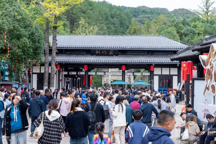 景區(qū)南門(mén)口游人如織。楊文波供圖