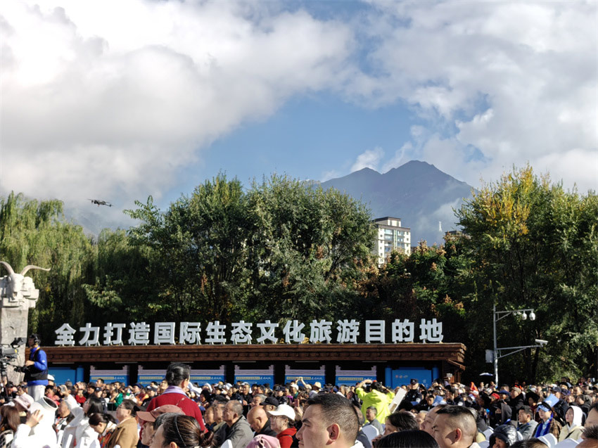 藍(lán)天白云，凈土阿壩，打造國(guó)際生態(tài)文旅目的地。人民網(wǎng)記者 劉海天攝