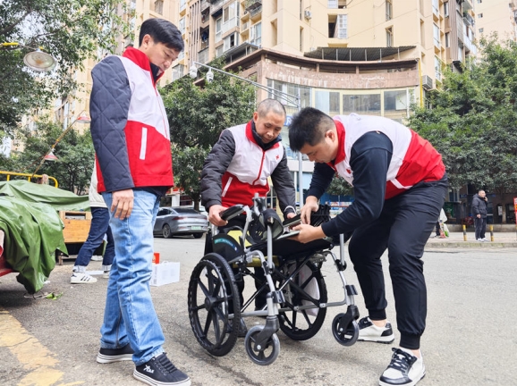 喻學(xué)建和志愿者為老人送來新輪椅。成都小義愛心公益服務(wù)中心供圖