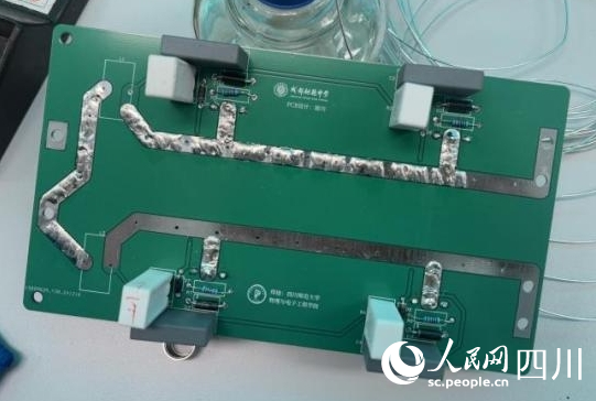 屈川和四川師范大學(xué)合作設(shè)計的感應(yīng)加熱器。張欣宜攝