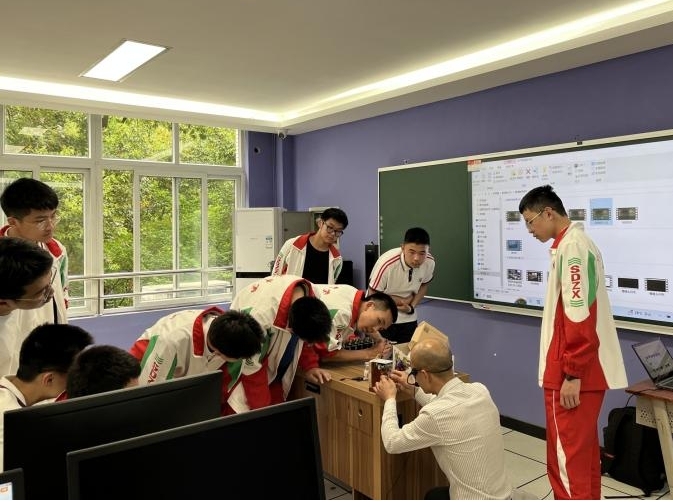 屈川和學(xué)生們在一起做實驗。受訪者供圖