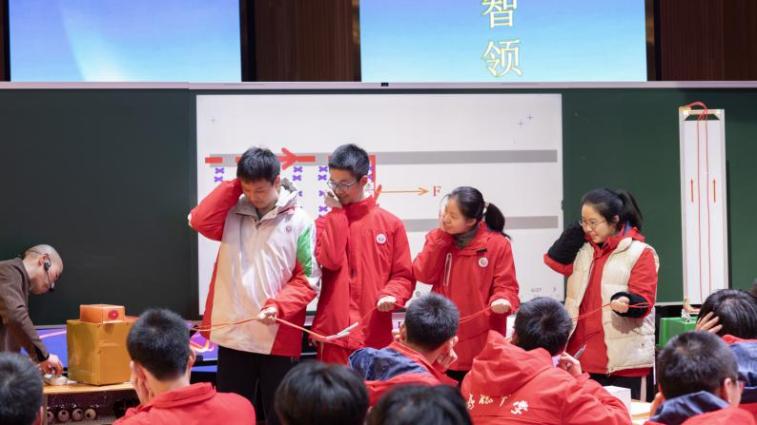 屈川帶學(xué)生進行“感受安培力”創(chuàng)新實驗課。成都樹德中學(xué)供圖