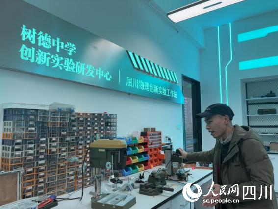 屈川向記者介紹工作站的建設(shè)情況。張欣宜攝