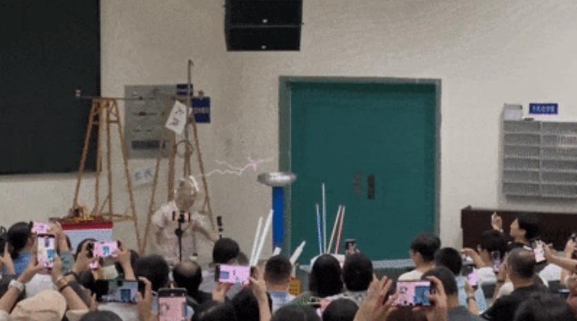 走紅網(wǎng)絡(luò)的“特斯拉線圈”實驗。受訪者供圖