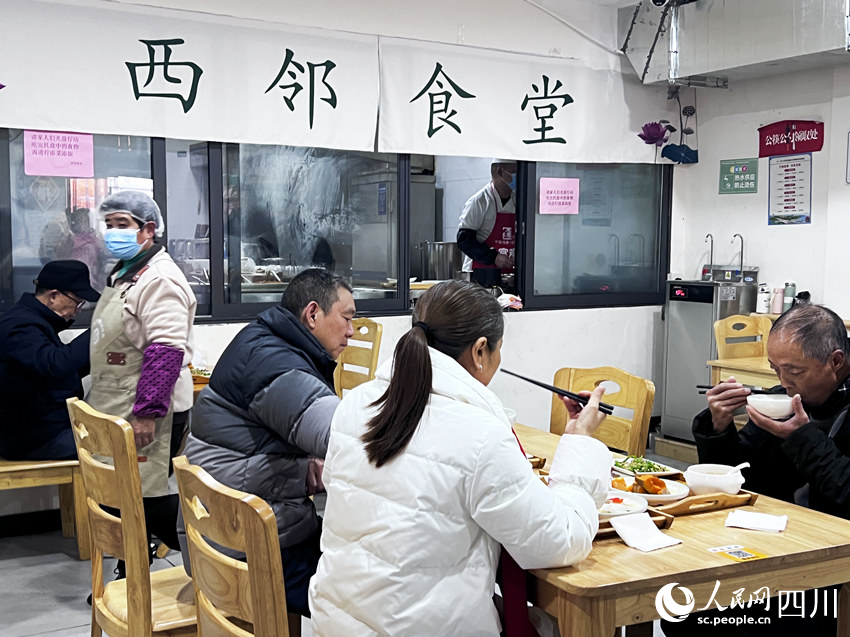 中午時分，食堂就餐區(qū)坐滿了人。羅尹攝