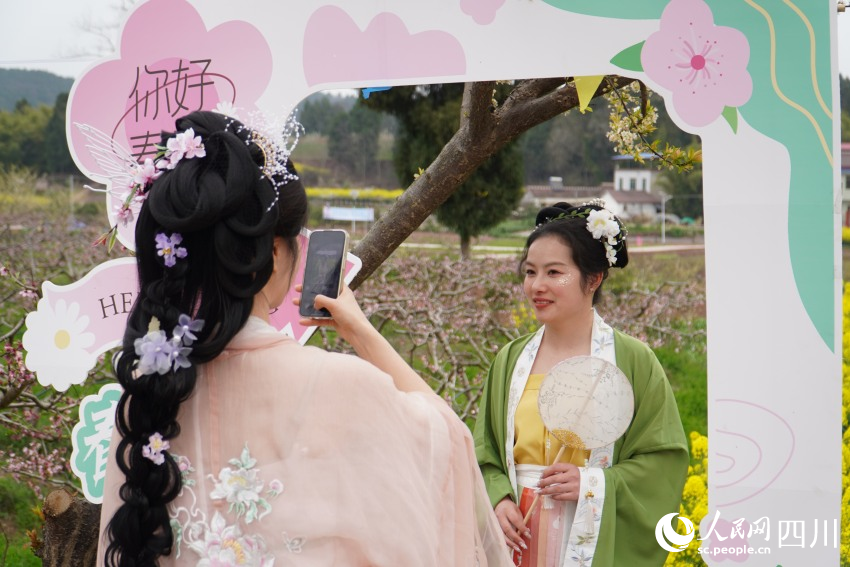 古風(fēng)愛好者身穿漢服在游玩拍照。人民網(wǎng) 趙祖樂攝