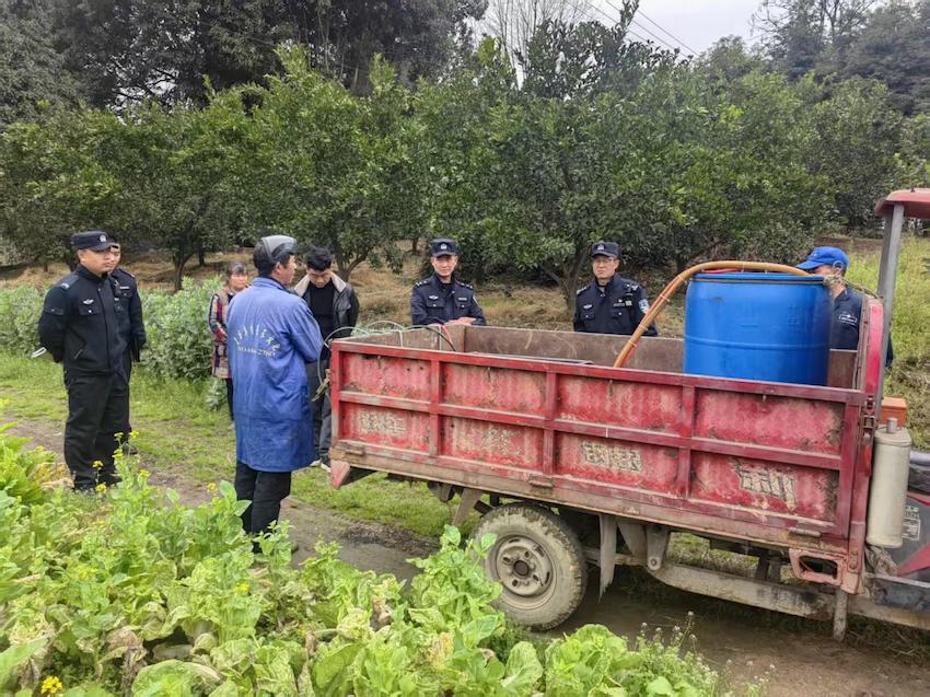民警勸導(dǎo)農(nóng)用車載人。蒲江縣公安局供圖