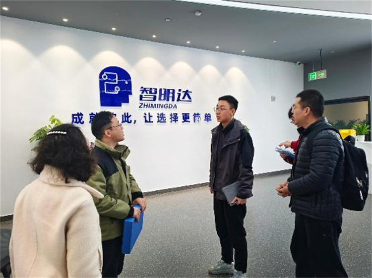 工作人員到企業(yè)提供精準(zhǔn)服務(wù)。