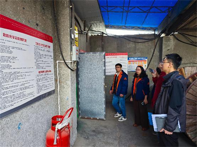 工作人員到現(xiàn)場了解企業(yè)需求。